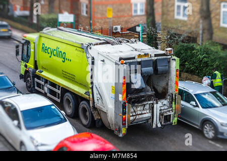 Recycling Lkw seine wöchentliche Sammlung in einer Wohnstraße in Islington, London, UK Stockfoto