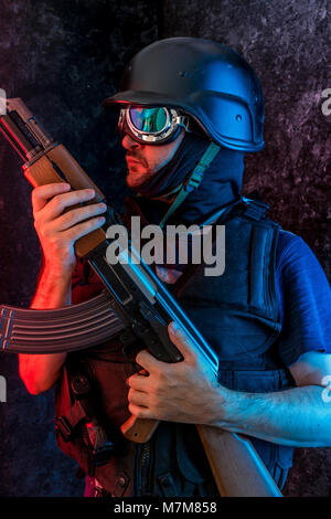 Killer, bewaffneter Mann mit Schrotflinte und kugelsicheren Weste Stockfoto