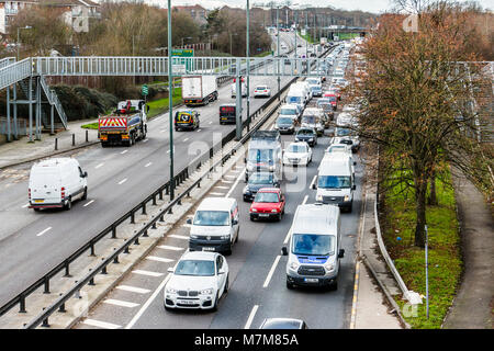 Die üblichen Osten-gebundenen Verkehr Stau auf der North Circular Road, London, UK, zu Friern Brücke Stockfoto