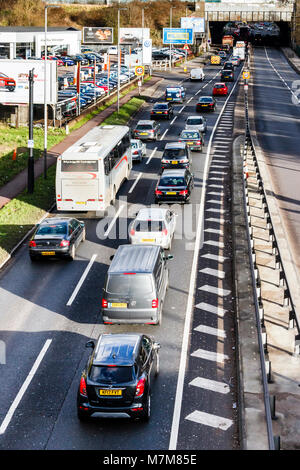 Die üblichen Osten-gebundenen Verkehr Stau auf der North Circular Road, London, UK, zu Friern Brücke Stockfoto