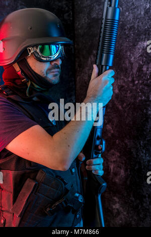Dieb, bewaffneter Mann mit Schrotflinte und kugelsicheren Weste Stockfoto