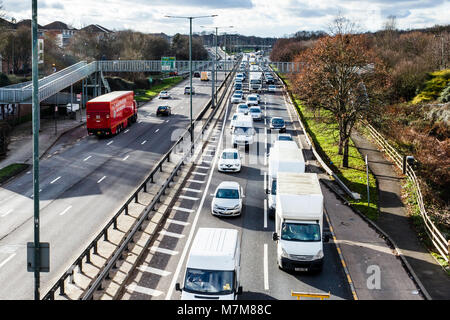 Die üblichen Osten-gebundenen Verkehr Stau auf der North Circular Road, London, UK, zu Friern Brücke Stockfoto