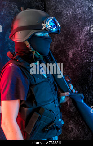 Killer, bewaffneter Mann mit Schrotflinte und kugelsicheren Weste Stockfoto