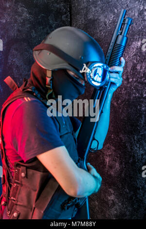 Guard, bewaffneter Mann mit Schrotflinte und kugelsicheren Weste Stockfoto