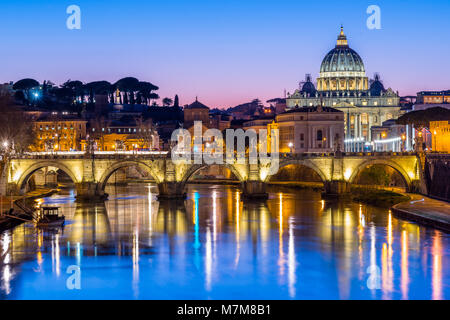 Petersdom und Vatikanstadt in der Abenddämmerung gesehen, über den Fluss Tiber. Rom, Latium, Italien. Stockfoto