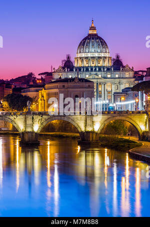 Petersdom und Vatikanstadt in der Abenddämmerung gesehen, über den Fluss Tiber. Rom, Latium, Italien. Stockfoto