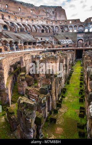 Innenraum closeup Detail des Kolosseum oder Coliseum, auch als das flavische Amphitheater bekannt, mit dem unter Erdgleiche hypogeum, Rom. Latium. Italien. Stockfoto