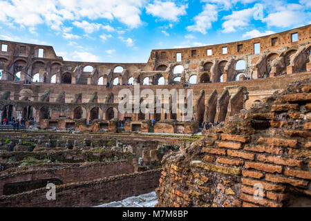 Innenraum closeup Detail des Kolosseum oder Coliseum, auch als das flavische Amphitheater bekannt, mit dem unter Erdgleiche hypogeum, Rom. Latium. Italien. Stockfoto