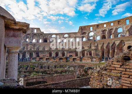 Innenraum closeup Detail des Kolosseum oder Coliseum, auch als das flavische Amphitheater bekannt, mit dem unter Erdgleiche hypogeum, Rom. Latium. Italien. Stockfoto