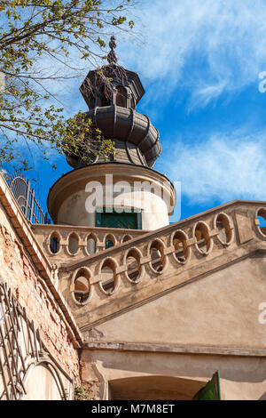 Prag - 11. Juli: Der Turm im oberen Teil der Kleinen Furstenberg Garten am 11. Juli 2017 in Prag, Tschechische Republik. Treppe mit dekorativen Ornamen Stockfoto