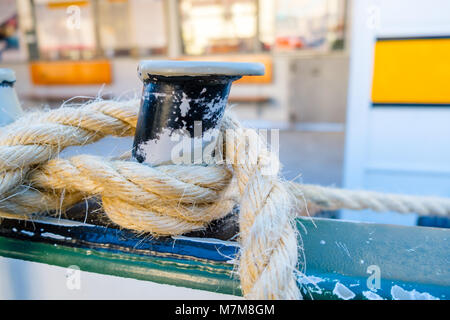 Liegeplatz Poller mit Schiff Seile in Venedig Stockfoto
