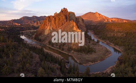 Die Sonne auf Smith Rock in der hohen Wüste des zentralen Oregon Stockfoto