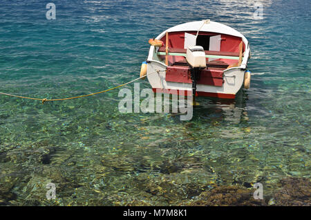 Fischerboot auf eine ruhige Blau-grünen Meer Wasser Stockfoto