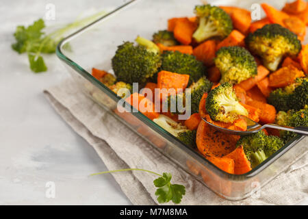 Gebackene Brokkoli und Kartoffel in einer Petrischale. Vegan Gesunde Ernährung Konzept. Stockfoto