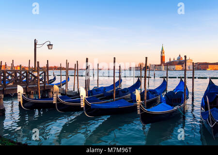 Sonnenuntergang in Venedig. Gondeln an der Markusplatz und die Kirche San Giorgio Maggiore auf Hintergrund, Italien, Europa Stockfoto