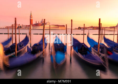 Sonnenuntergang in Venedig. Gondeln an der Markusplatz und die Kirche San Giorgio Maggiore auf Hintergrund, Italien, Europa Stockfoto