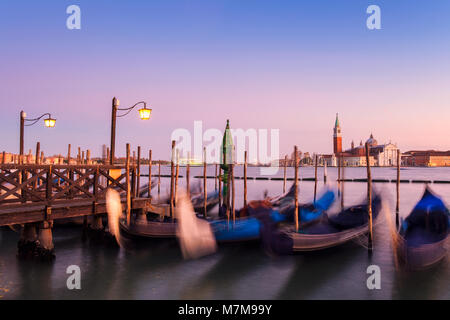 Sonnenuntergang in Venedig. Gondeln an der Markusplatz und die Kirche San Giorgio Maggiore auf Hintergrund, Italien, Europa Stockfoto