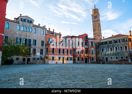 Campo San Anzolo Square und den Glockenturm der St. Stephan Kirche in Venedig, Italien Stockfoto