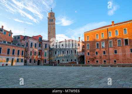 Campo San Anzolo Square und den Glockenturm der St. Stephan Kirche in Venedig, Italien Stockfoto