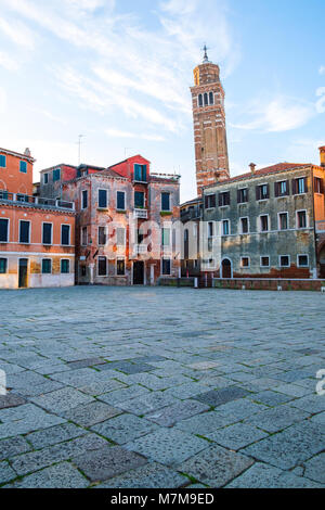 Campo San Anzolo Square und den Glockenturm der St. Stephan Kirche in Venedig, Italien Stockfoto