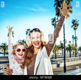 In Barcelona für einen perfekten Winter. lächelnden jungen Mutter und Kind Touristen in Barcelona, Spanien freuen Stockfoto