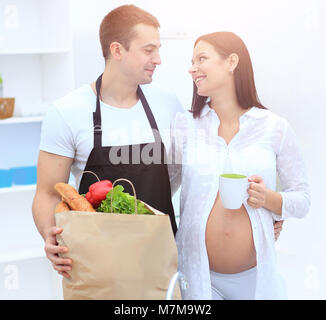 Mann und seine schwangere Frau sind Kämmen durch die Pack, stand Stockfoto