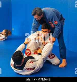 London, UK, 10. März 2018: Brazilian Jiu Jitsu Kampfsport ringen Training bei Fulham Gracie Barra Akademie in London, Großbritannien Stockfoto