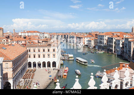 Luftaufnahme des Canal Grande, San Polo und San Marco Venedig, Venetien, Italien von der Dachterrasse des T Fondaco dei Tedeschi mit Boot Verkehr Stockfoto