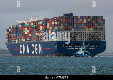 Antoine Saint Exupery massive Großen container Schiff betreten oder verlassen den Hafen von Southampton Docks, UK. Containerisierung aships und Reedereien. Stockfoto