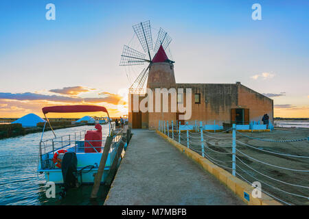 Sonnenuntergang an der Windmühle und das Salz evoporation Teich in Marsala, Sizilien Insel in Italien Stockfoto