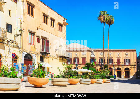 Straße mit Stadtverwaltung in Monreale, Palermo Provinz, Sizilien, Italien Stockfoto