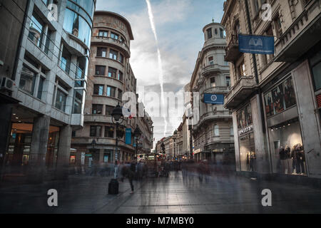 Belgrad, SERBIEN - 11. MÄRZ 2018: kneza Mihailova Straße in der Morgendämmerung, überfüllt. Auch als Knez Mihaila, bekannt Dies ist die Fußgängerzone der Stadt Stockfoto