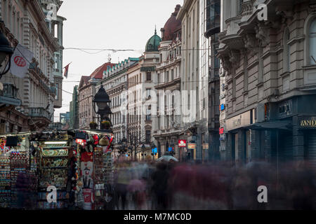 Belgrad, SERBIEN - 11. MÄRZ 2018: kneza Mihailova Straße in der Morgendämmerung, überfüllt. Auch als Knez Mihaila, bekannt Dies ist die Fußgängerzone der Stadt Stockfoto