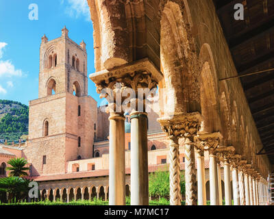 Spalten im Garten in der Kathedrale von Monreale, Sizilien, Italien Stockfoto