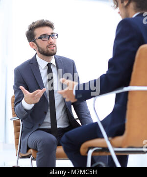 Zwei Geschäftsleute mit Aktentaschen in der Nähe von sich selbst Stockfoto