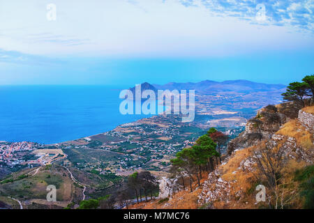 Panoramablick in Richtung Monte Cofano in Erice, Sizilien, Italien. Bei Sonnenuntergang. San Vito lo Capo auf dem Hintergrund Stockfoto