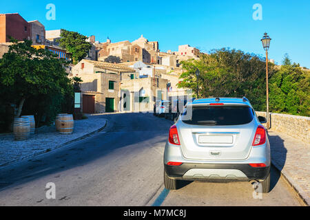 Auto auf der Straße in Erice Altstadt auf dem Berg, Insel Sizilien, Italien Stockfoto