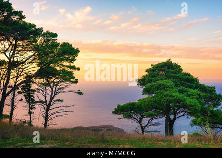 Abend Landschaft bei Sonnenuntergang in Erice, Sizilien, Italien. Mittelmeer im Hintergrund Stockfoto