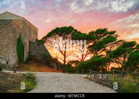 Alte Burg und die Landschaft in Erice, Sizilien, Italien. Bei Sonnenuntergang Stockfoto
