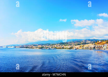 Stadtbild von Messina am Mittelmeer in Sizilien, Italien Stockfoto