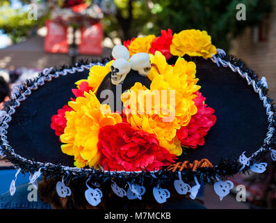 Sombrero dekoriert mit Pappmaché Blumen und Schädel her Dia de los Muertos/Tag od die Toten Stockfoto