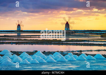 Sonnenuntergang an der Windmühlen in der Salz evoporation Teich in Marsala, Sizilien, Italien Stockfoto