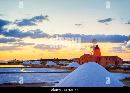 Sonnenuntergang an der Windmühle in das Salz evoporation Teich in Marsala, Sizilien, Italien Stockfoto