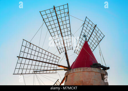 Windmühle in das Salz evoporation Teich in Marsala, Sizilien, Italien Stockfoto