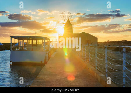 Sonnenuntergang in der Windmühle in das Salz evoporation Teich in Marsala, Sizilien Insel in Italien Stockfoto