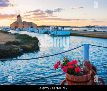 Sonnenuntergang an der Windmühle und das Salz evoporation Teich in Marsala, Sizilien Insel von Italien Stockfoto