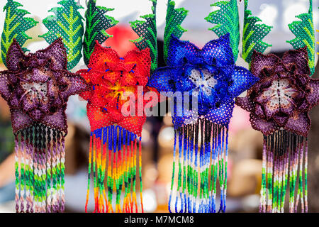 Handgefertigte bunte Blume geformte Perlen Halsketten/handgefertigten Schmuck Stockfoto