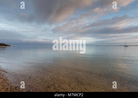 Einen schönen Sonnenuntergang und Cloud Reflexionen über das flache Wasser des East Mersea, mersea Island, Essex. Großbritanniens östlichsten bewohnten Insel. Stockfoto