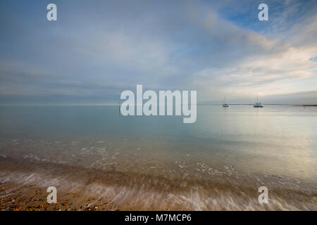 Sonnenuntergang über dem seichten Wasser des East Mersea, mersea Island, Essex Stockfoto