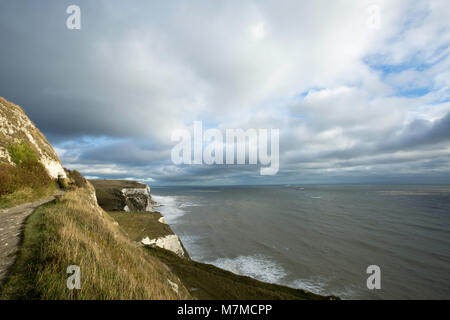 Mit Blick auf den Ärmelkanal von den weißen Klippen von Dover, Kent, Großbritannien. Stockfoto